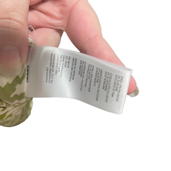 NWT Urban Outfitters Green & White Satin Olympia Print Crop Pants - Picture 10 of 15